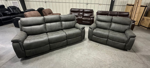 9020 Reclining Sofa & Loveseat